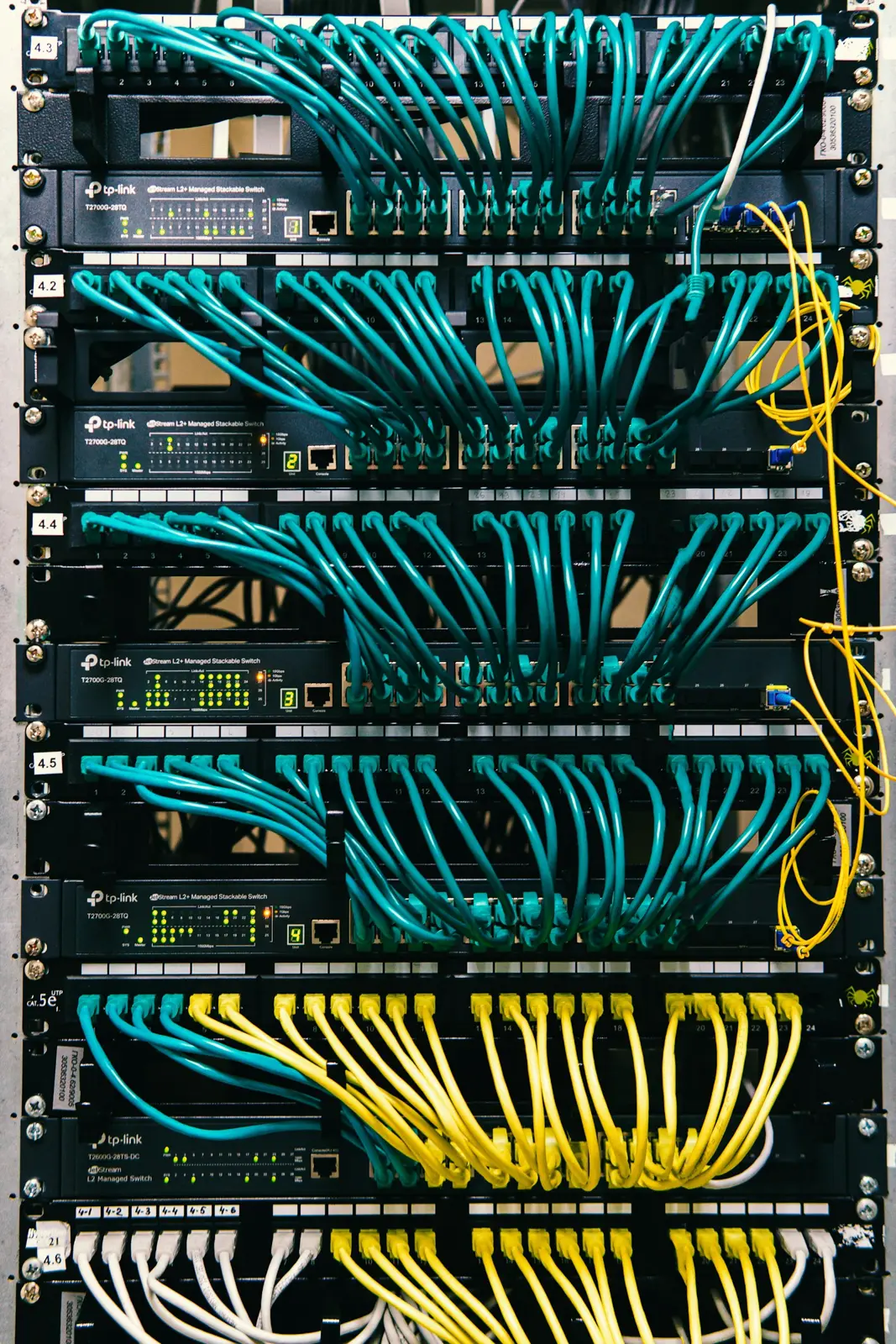 Rack de servidores com cabeamento estruturado organizado e identificado