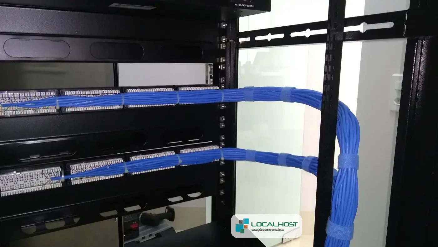 Cabeamento estruturado chegando ao rack, instalado pela Localhost